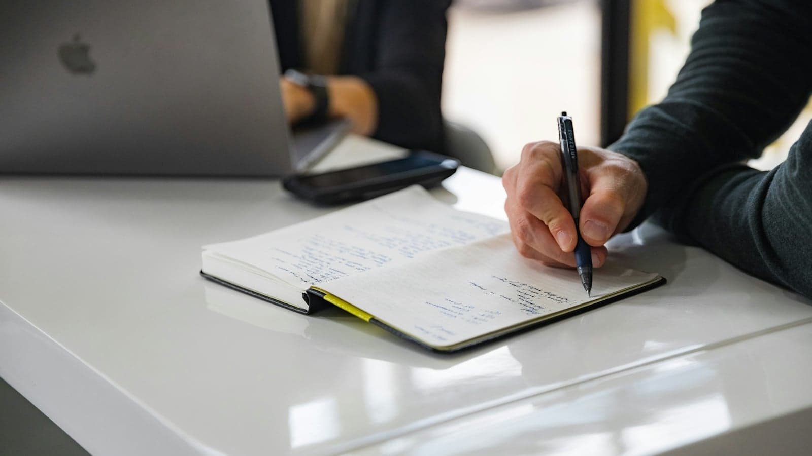 How to take better meeting notes (with template)