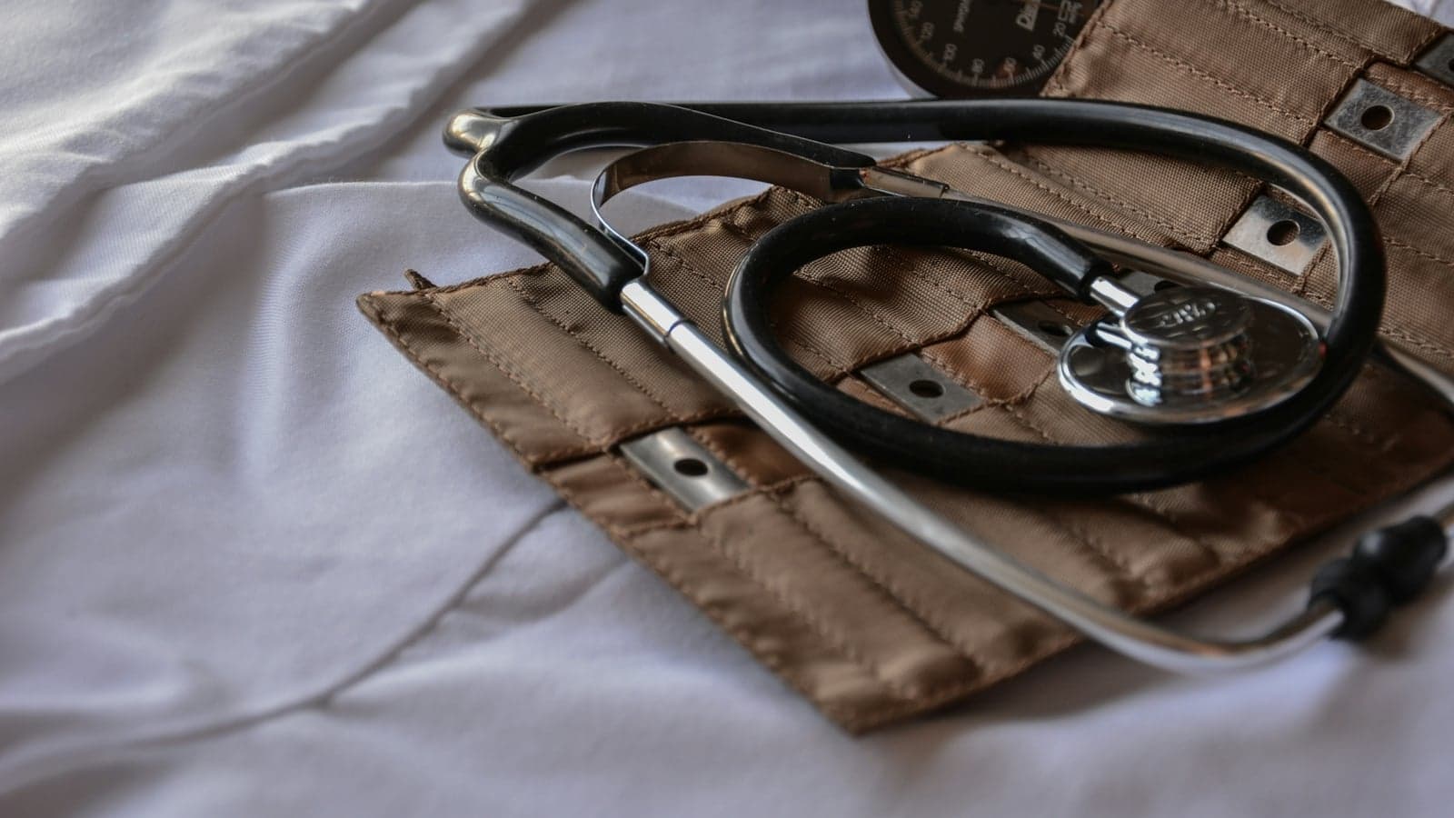 What does a nursing degree in New Zealand involve?